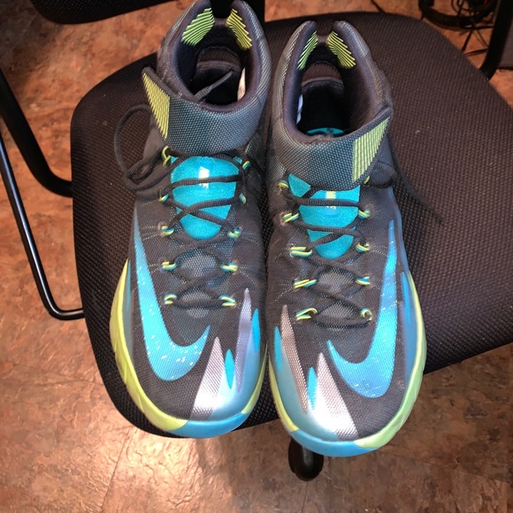 Mens basketball shoes - Picture 2 of 3